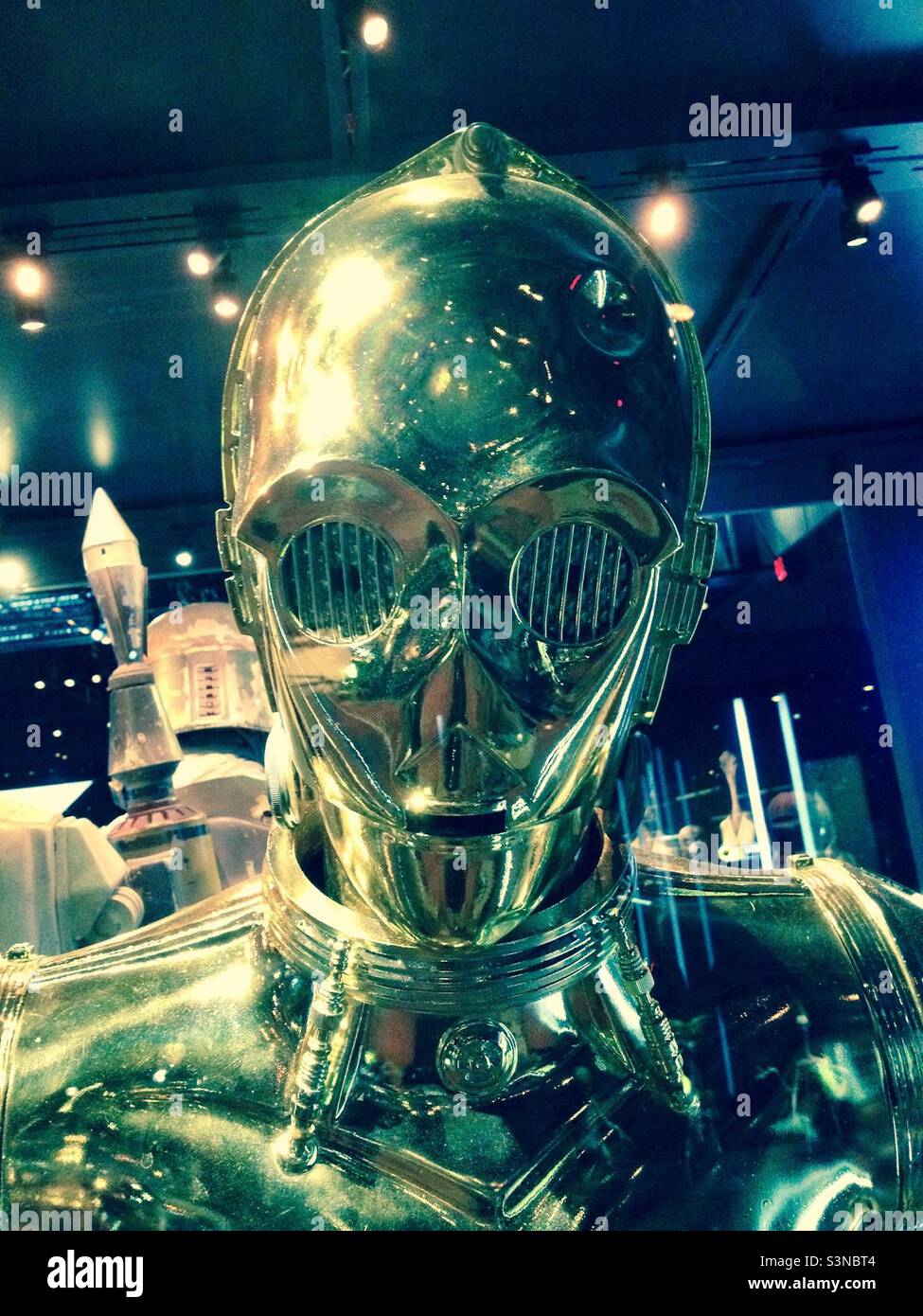 Gros plan sur le personnage de Star Wars C3PO à l'exposition sur l'identité de Star Wars. - Image de stock capturée avec un smartphone