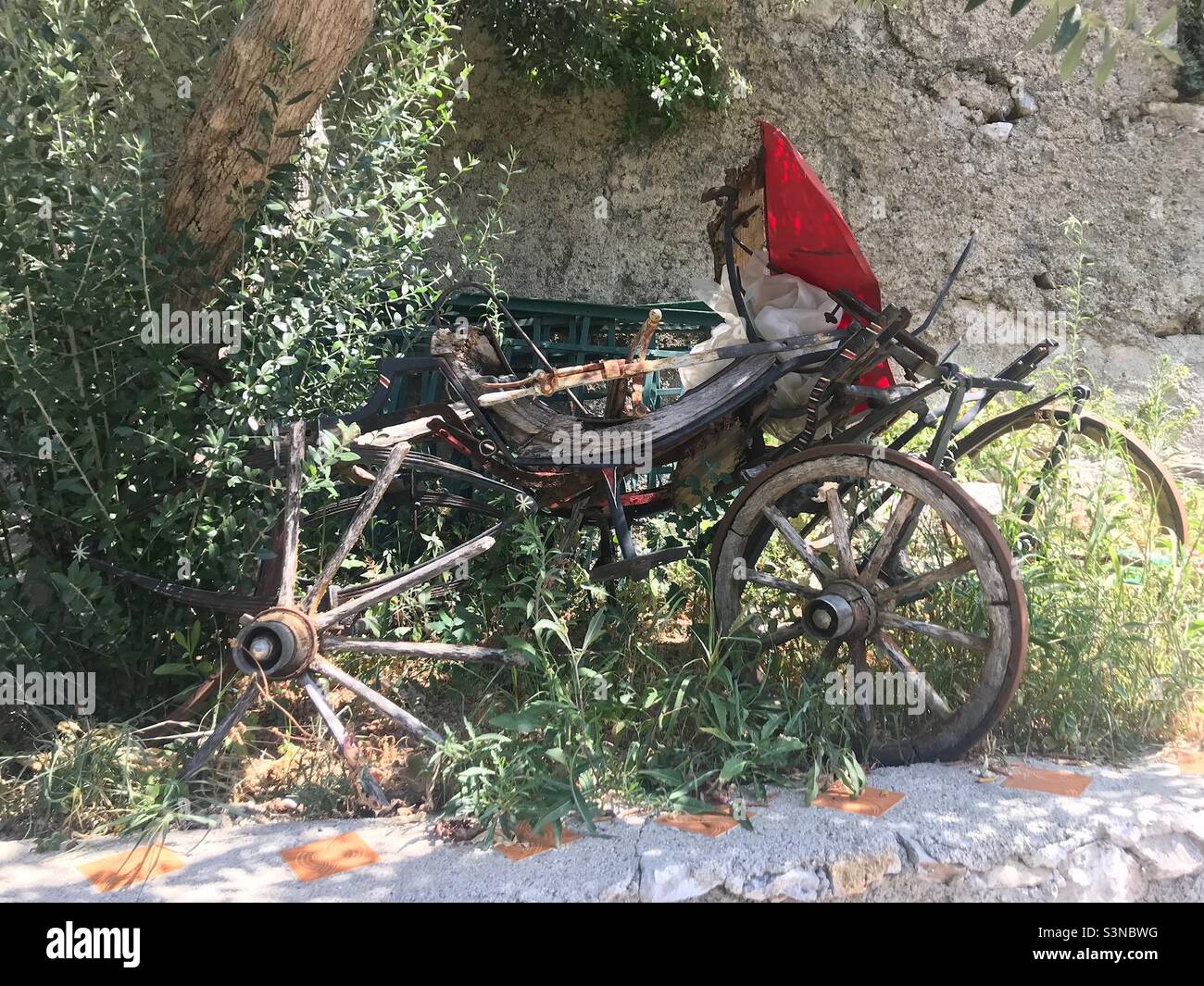 On a trouvé ce cheval et cette buggy délabrés lors d'une randonnée d'Atrani à Ravello sur la côte amalfitaine, en Italie. - Image de stock capturée avec un smartphone