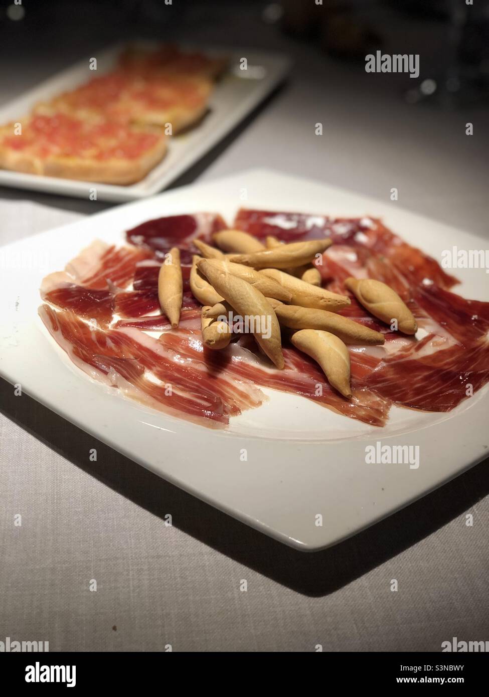 Jambon Serrano espagnol avec pain Picos et poêle Tumaca Banque D'Images