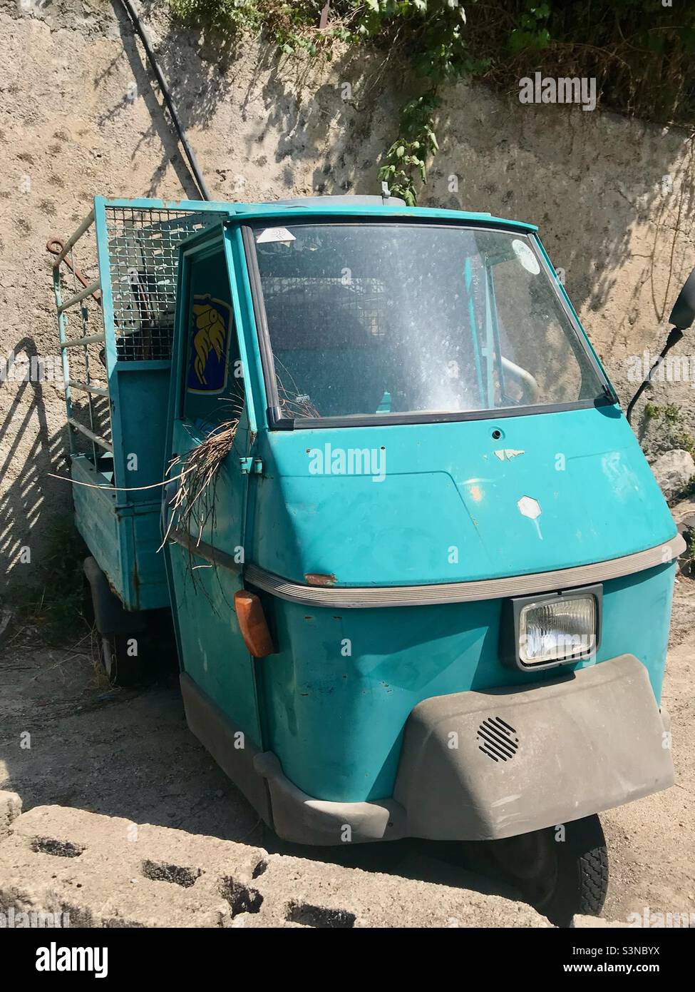 On a trouvé ce classique Piaggio APE en randonnée d'Atrani à Ravello, en Italie. Banque D'Images
