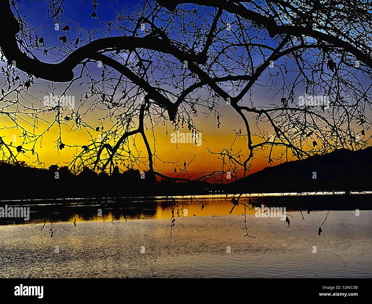 Les couleurs du lac dans la soirée calme Banque D'Images