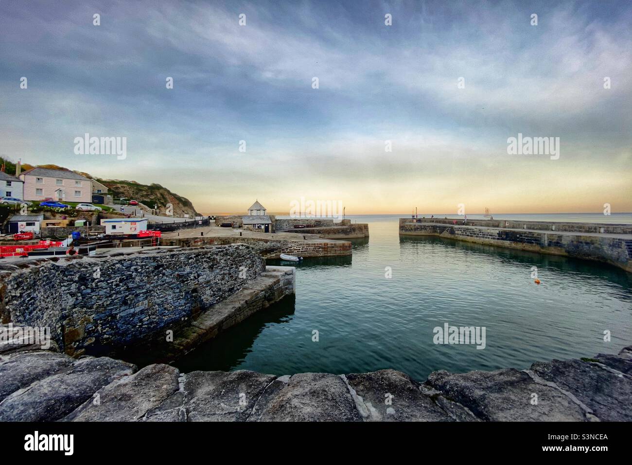 Coucher de soleil au port de Charlestown, baie St Austell, Cornwall Banque D'Images