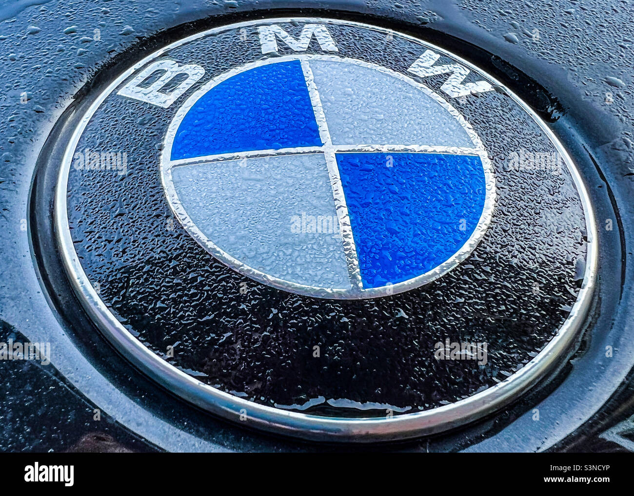 Logo BMW avec rosée tôt le matin et gouttes de pluie - Image de stock capturée avec un smartphone