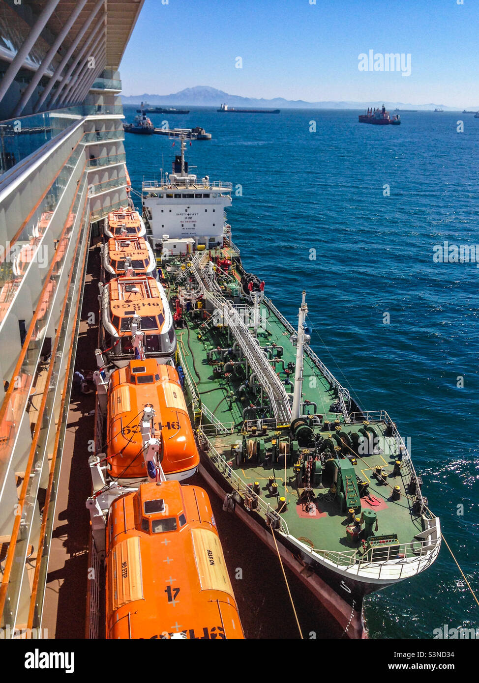 Navire-citerne ravitailleur en carburant d'un grand navire de croisière sur la mer Méditerranée à Gibraltar Banque D'Images