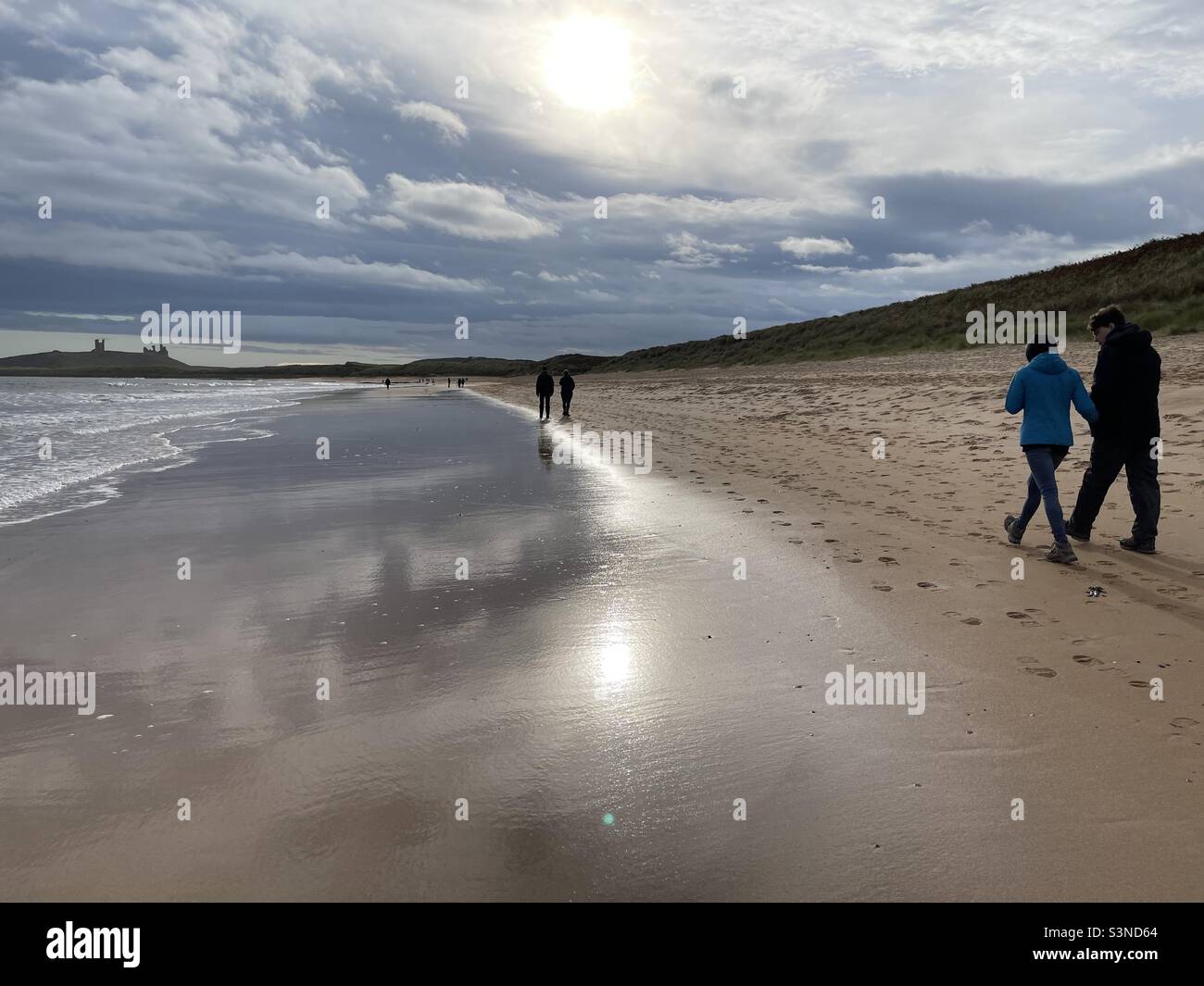 Marche sur la plage en Northumbria, Banque D'Images