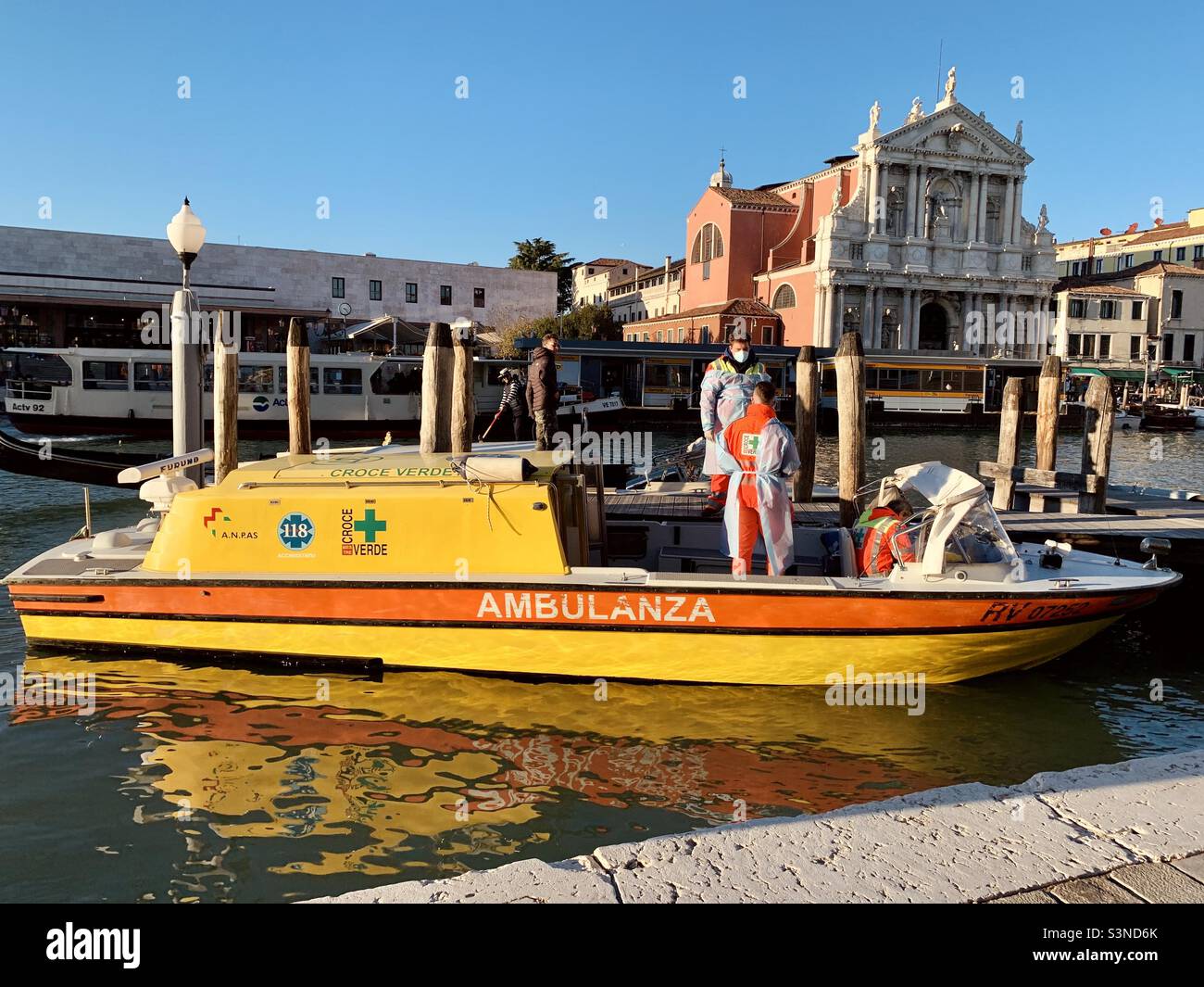 Ambulance en bateau à moteur dans le canal de Venise Banque D'Images
