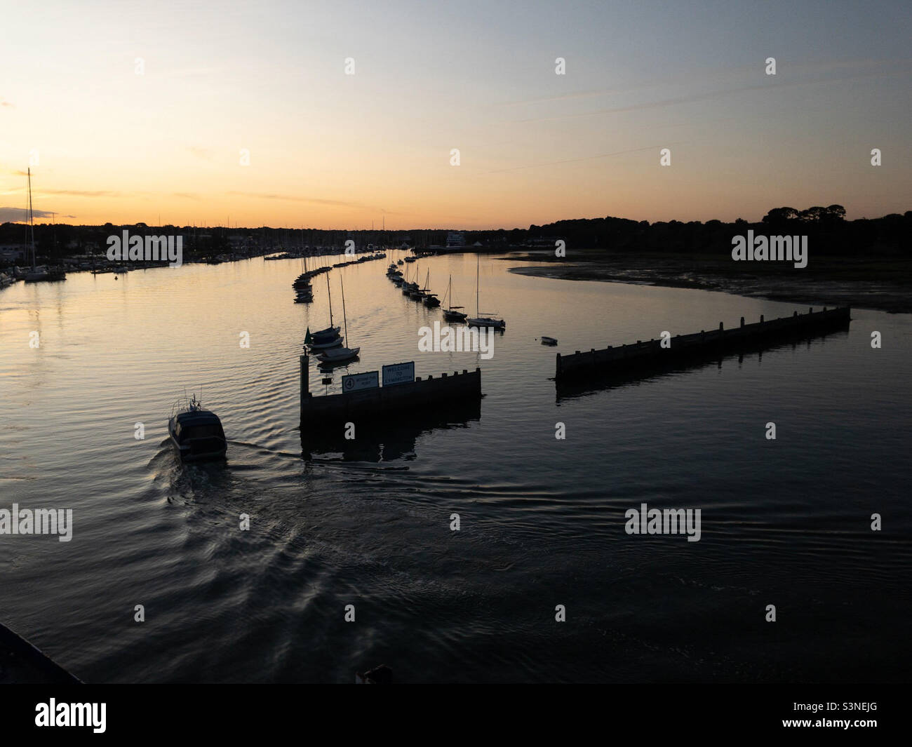 Rivière Lymington au coucher du soleil avec yachts Banque D'Images