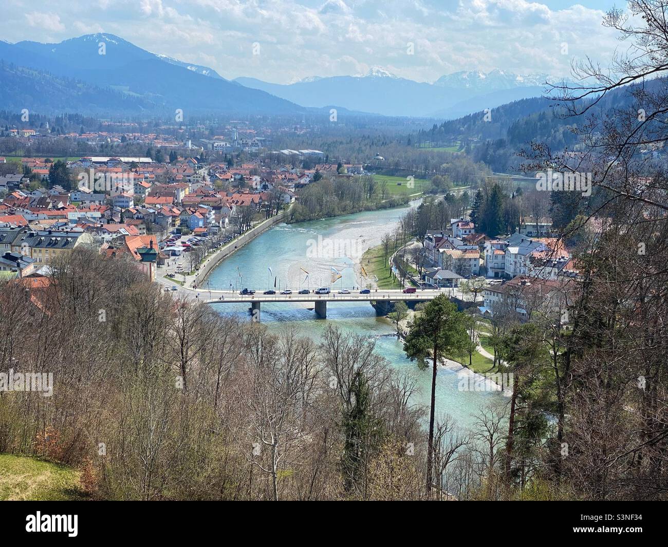 Vue sur les Alpes avec la rivière Isar depuis la colline de Kalvarienberg à Bad Tölz, Allemagne. - Image de stock capturée avec un smartphone