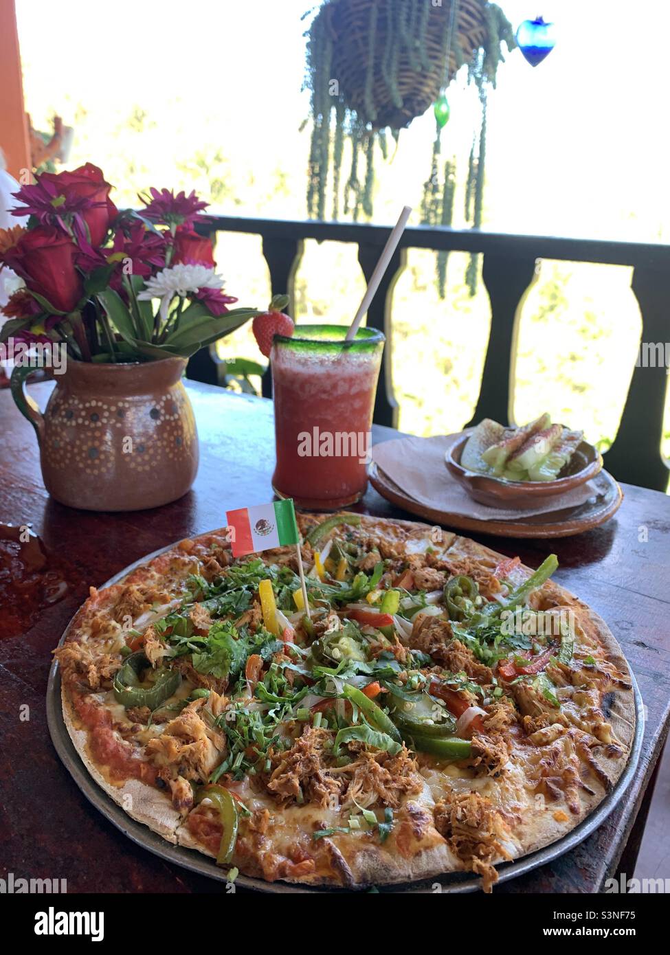 Pizza mexicaine avec drapeau et boisson aux fraises/margaritas Banque D'Images