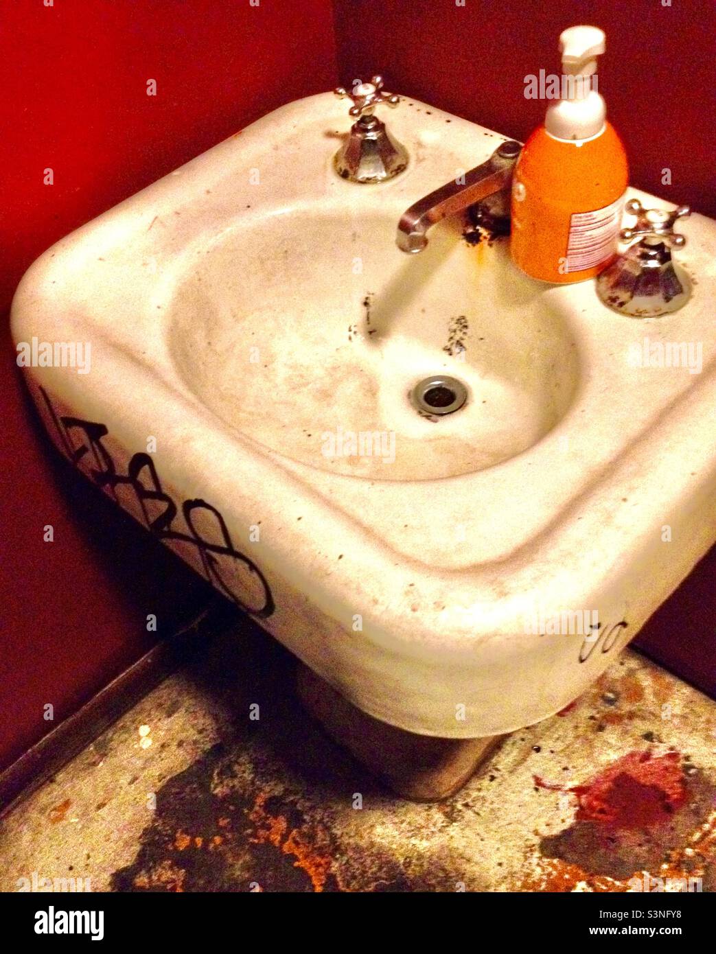 Un vieux lavabo décrépite dans un bar de la Nouvelle-Orléans. Banque D'Images