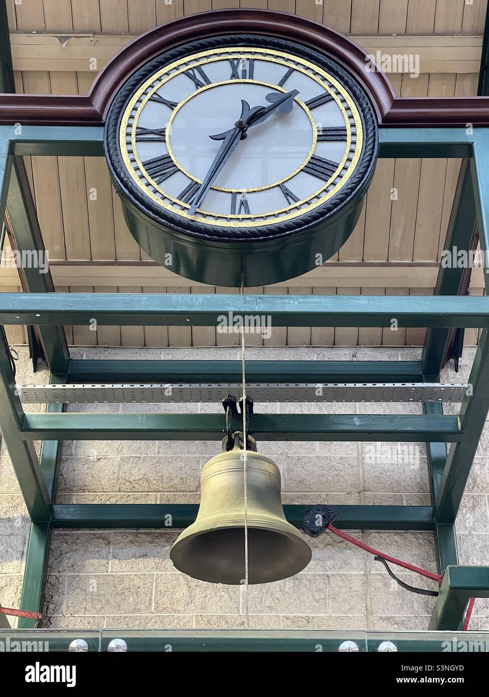 Old Belfast Fish Market Clock dans le marché de St. George - Image de stock capturée avec un smartphone