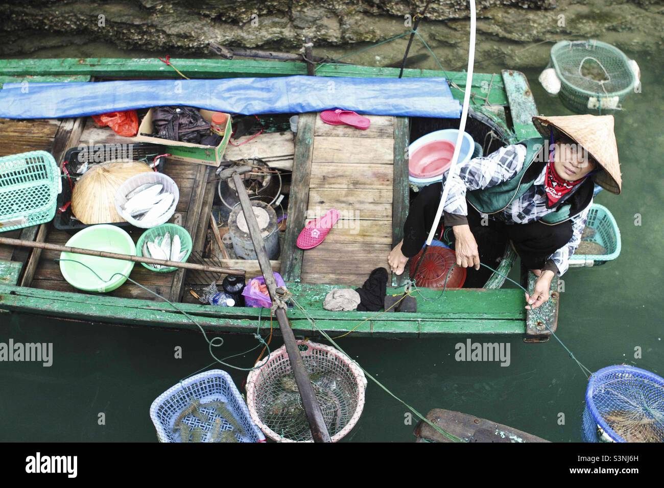 Bateau traditionnel vendant de la nourriture dans la baie de halong au Vietnam Banque D'Images