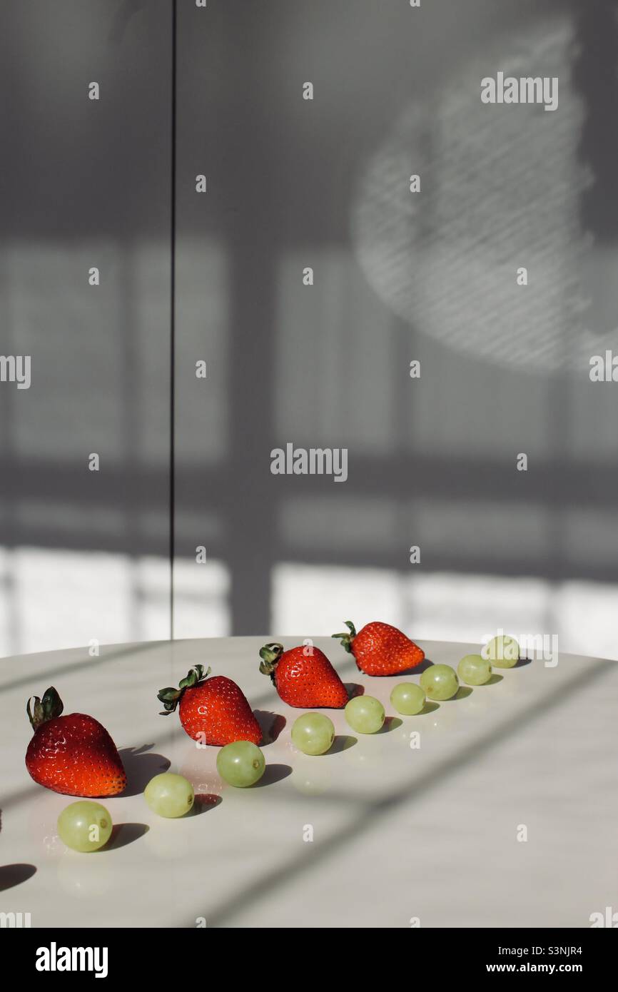 RaWe de raisins verts et de fraises Banque D'Images