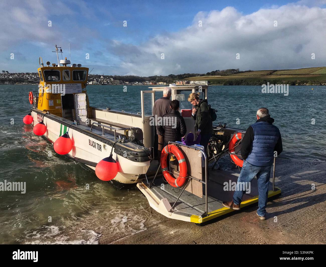 Les passagers montent à bord du ferry Rock to Padstow qui traverse l'estuaire de la rivière Camel à Cornwall, au Royaume-Uni - Image de stock capturée avec un smartphone