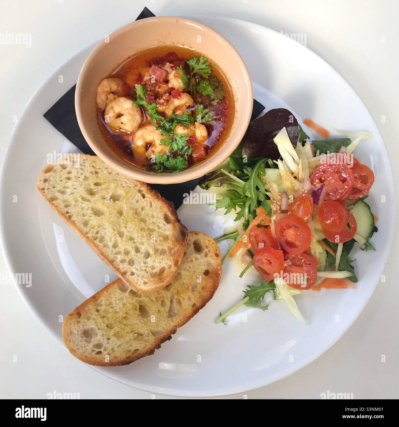 Un plat épicé de crevettes et une salade au restaurant de la Ffin y Parc Art Gallery, Llanrwst, au nord du pays de Galles - Image de stock capturée avec un smartphone Un plat épicé de crevettes et une salade au restaurant de la Ffin y Parc Art Gallery, Llanrwst, au nord du pays de Galles - Image de stock capturée avec un smartphone