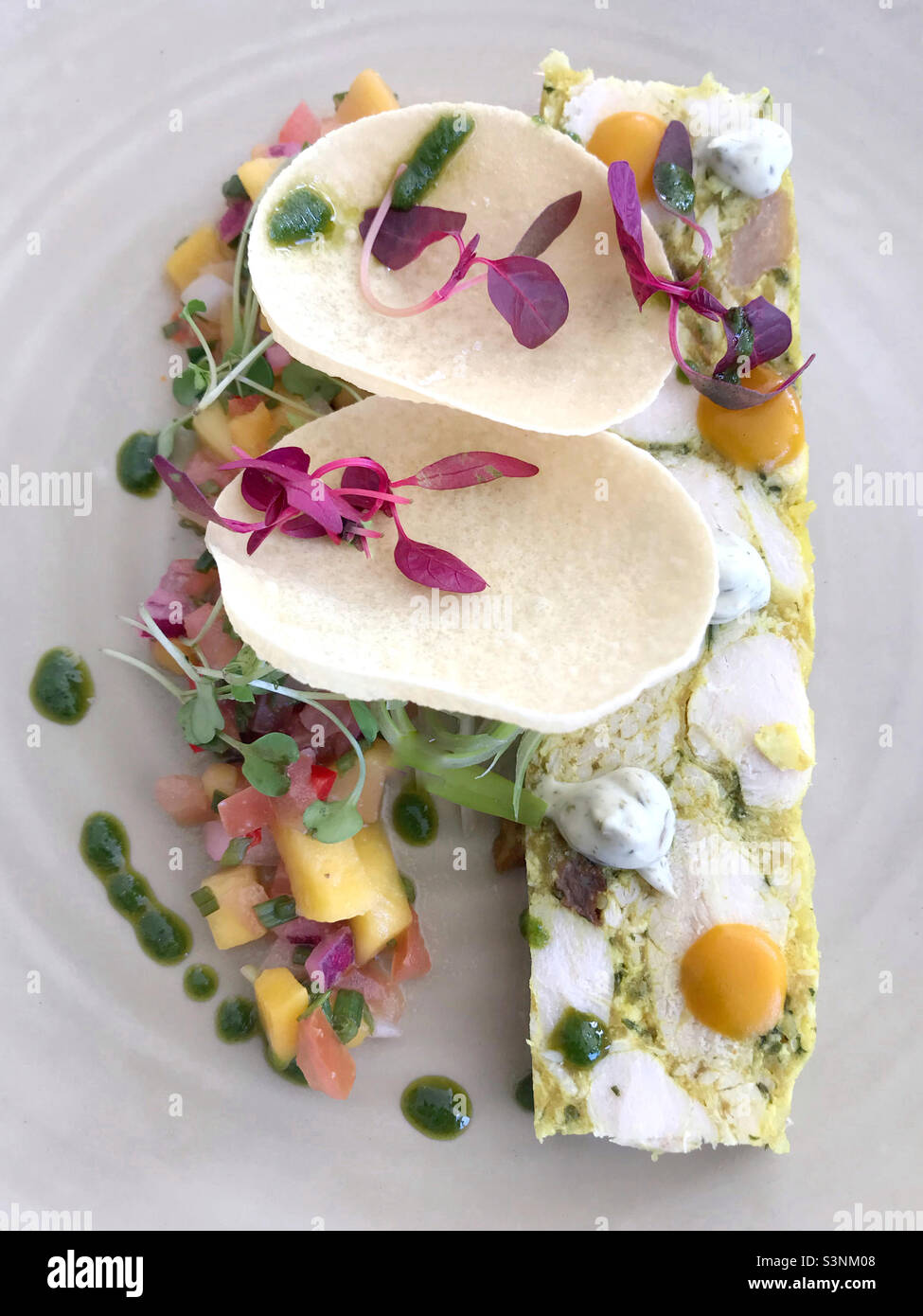 Une belle assiette de nourriture servie à l'hippodrome de Goodwood Banque D'Images