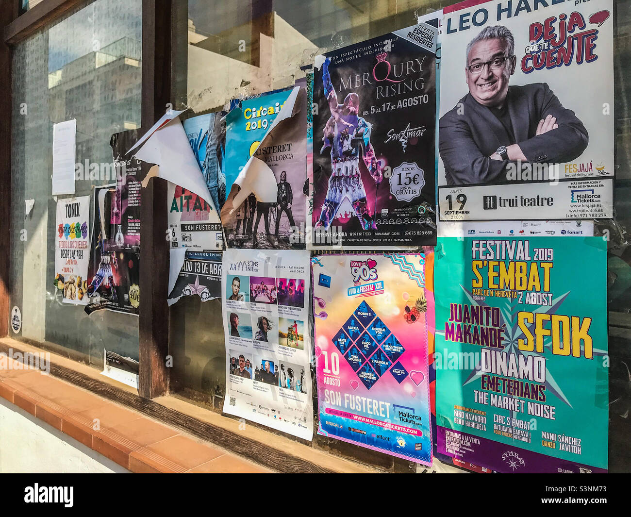 Vieilles affiches de divertissement, Majorque - Image de stock capturée avec un smartphone