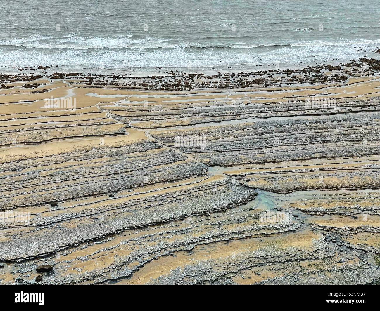 Motifs dans les formations rocheuses sur une plage, côte du patrimoine de Glamorgan, pays de Galles du Sud. Banque D'Images