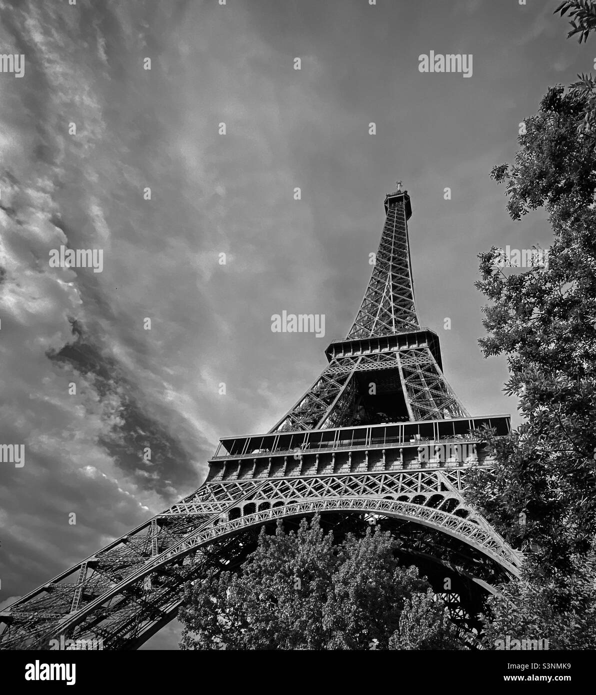 La Tour Eiffel à Paris, France. Monochrome - Image de stock capturée avec un smartphone