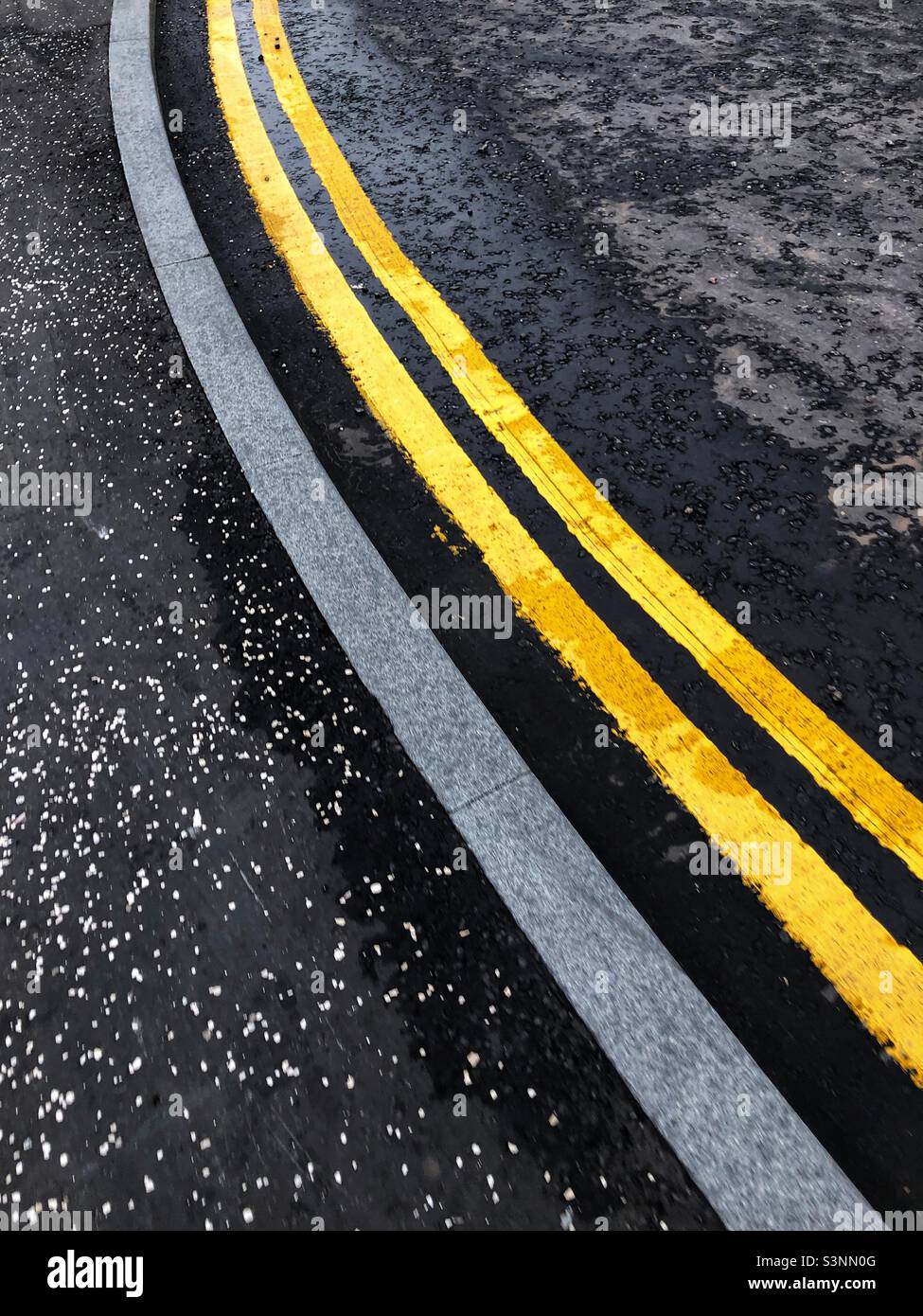 Les lignes jaunes double - Image de stock capturée avec un smartphone