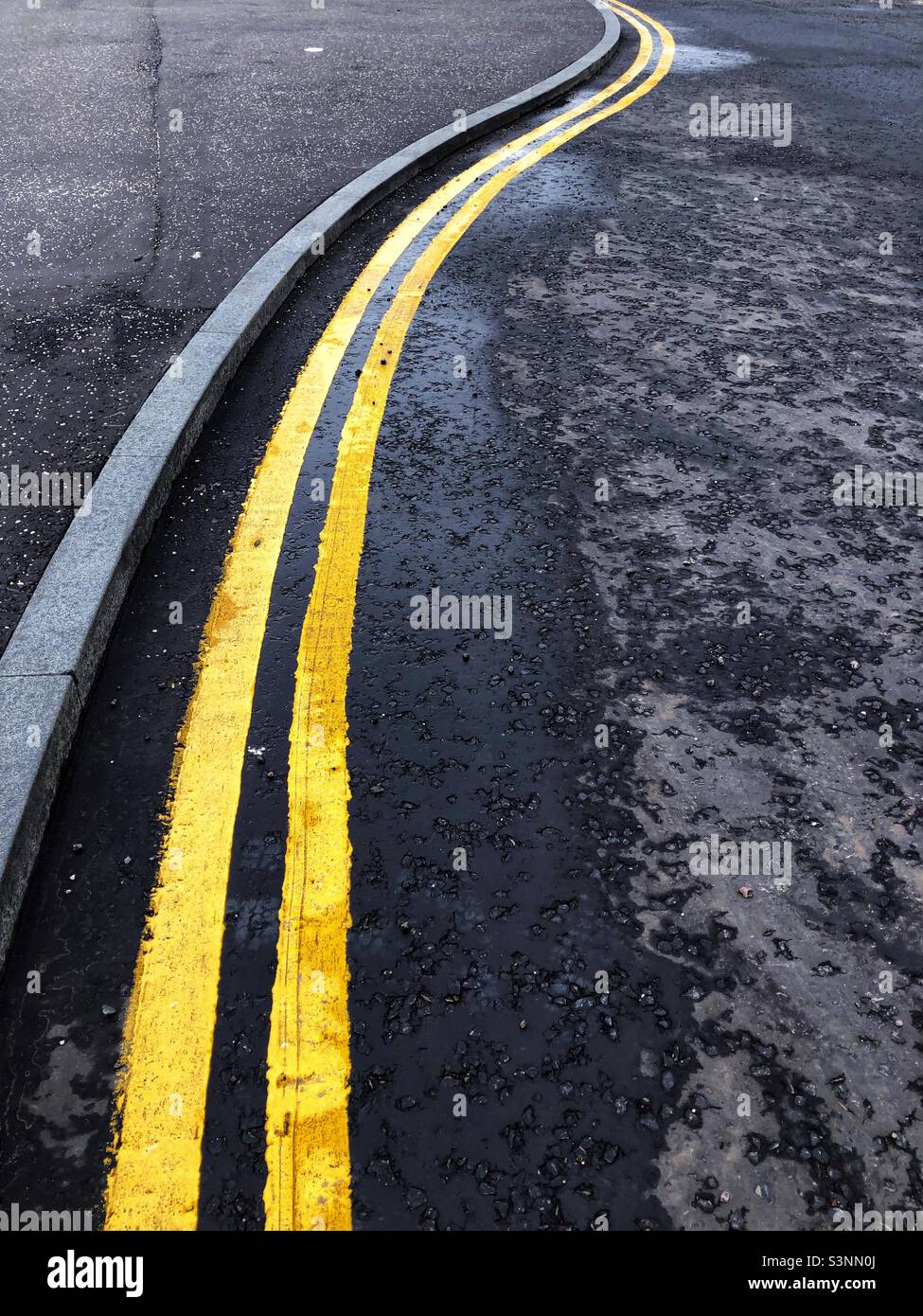 Les lignes jaunes double Banque D'Images