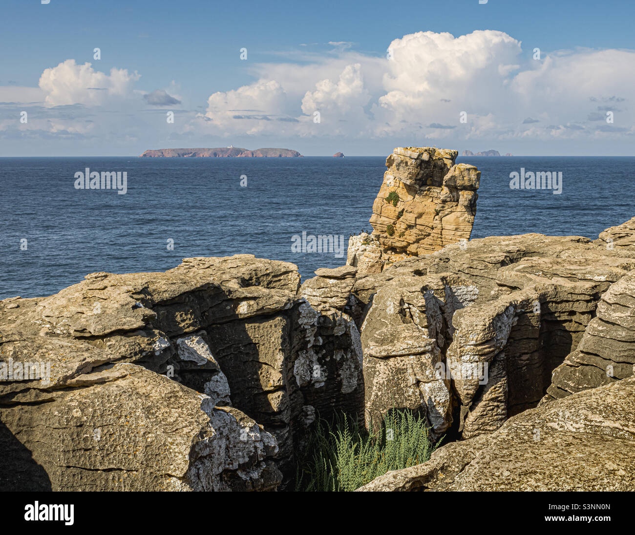 La côte rocheuse de Peniche en regardant vers dans l'océan Atlantique et les petites îles - Image de stock capturée avec un smartphone