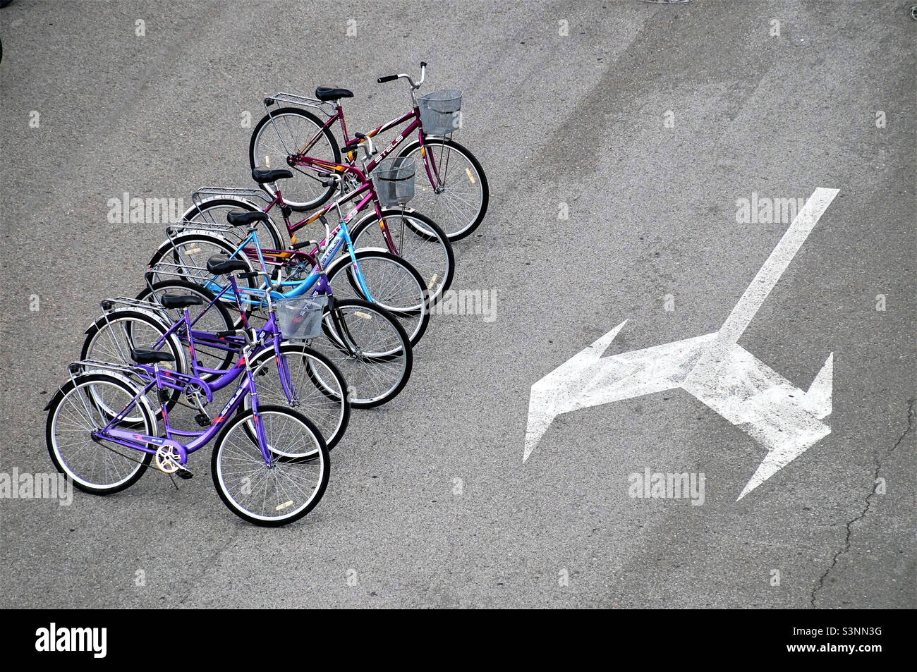 rangée de bicyclettes sur la route - Image de stock capturée avec un smartphone