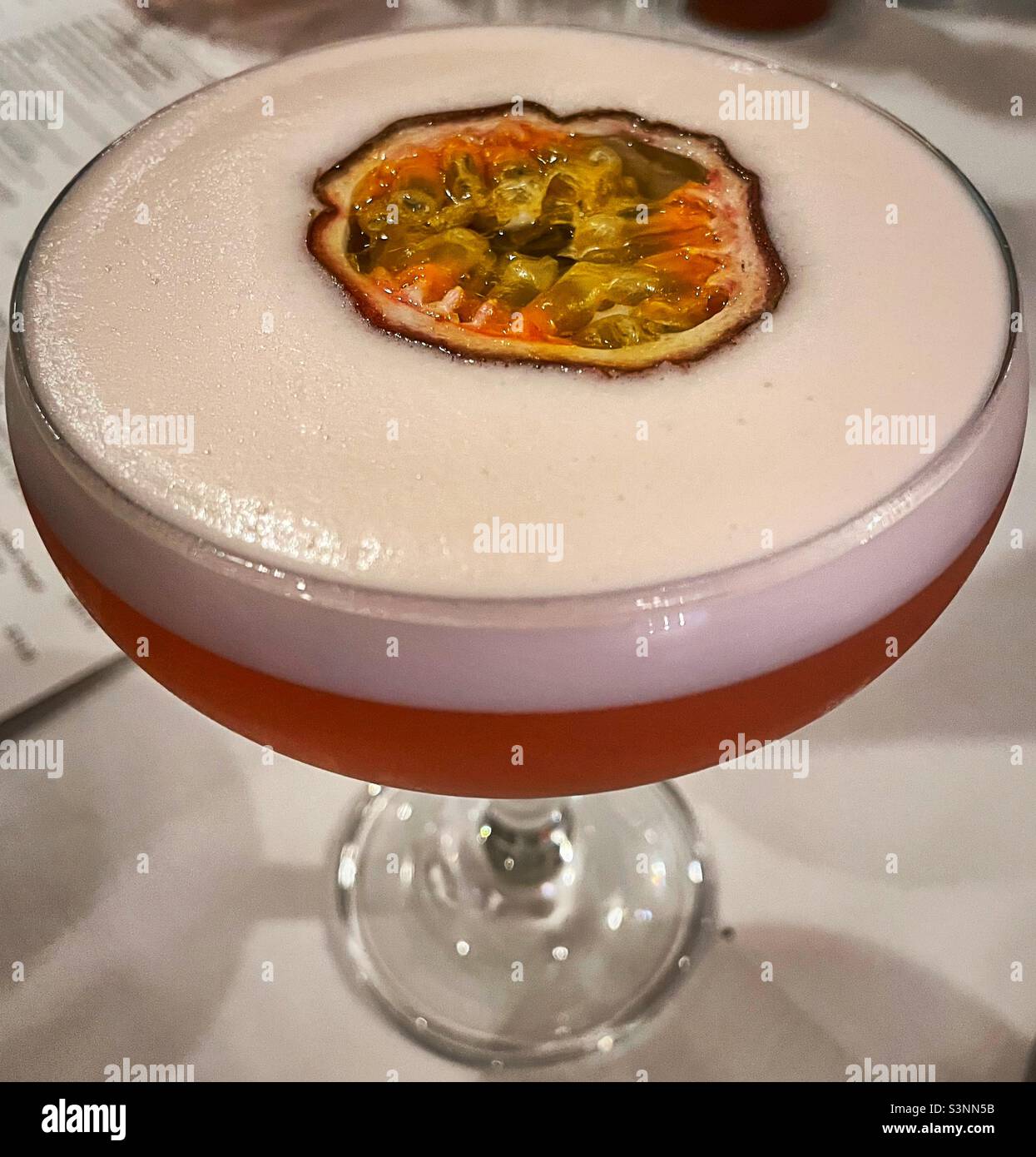 «Cocktails pour les débutants…» Un Martini de Pornstar appétissant pour commencer la nuit Banque D'Images