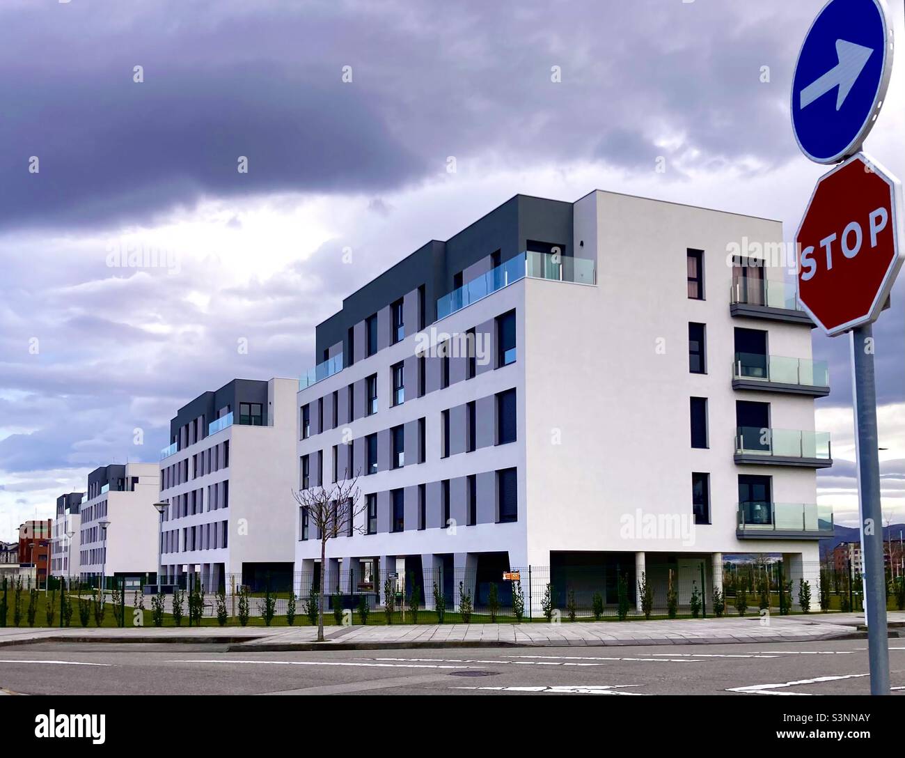 Blocs modernes nouvellement finis d'appartements avec des panneaux de signalisation en Espagne - Image de stock capturée avec un smartphone