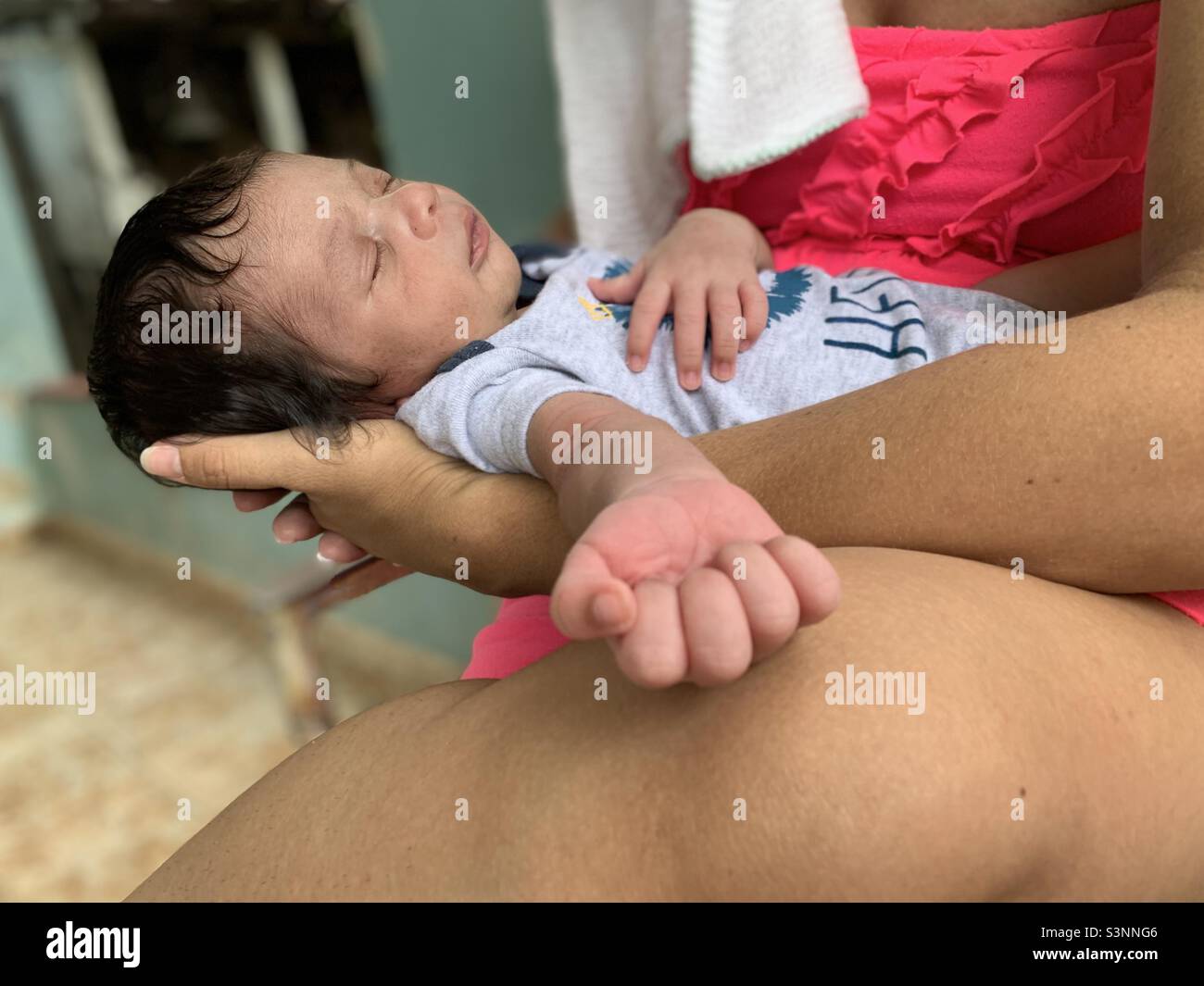 Bébé nouveau-né endormi sur les bras de sa mère. Bébé garçon de deux semaines. Maternité Banque D'Images