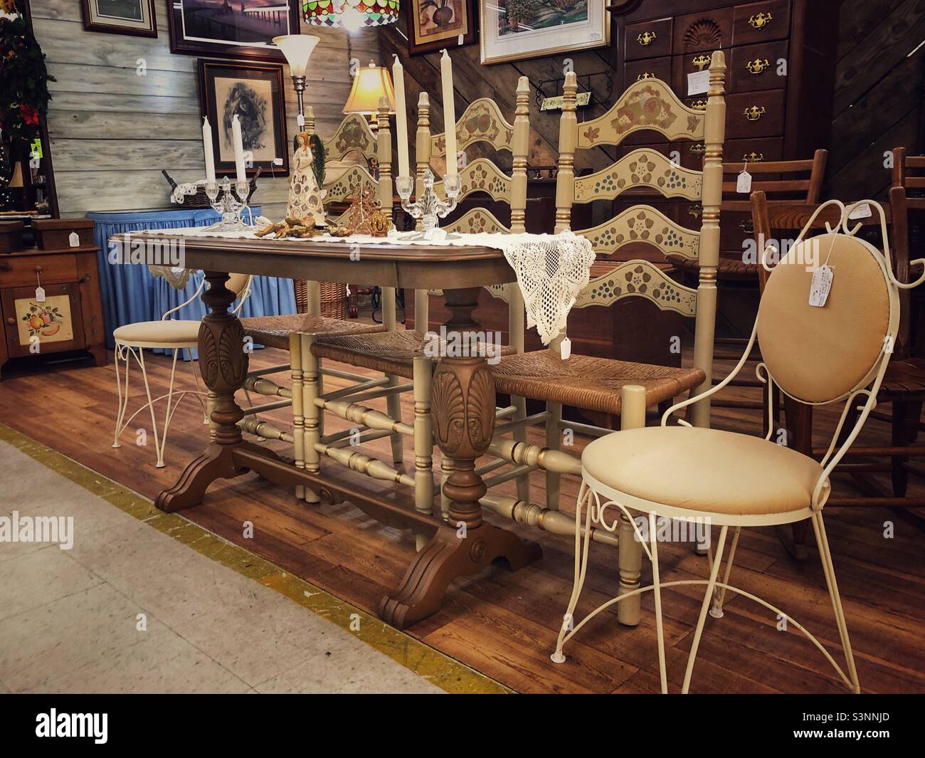 Table de console pour le dîner avec chaises arrière en échelle peintes ornées vues au centre commercial antique Banque D'Images