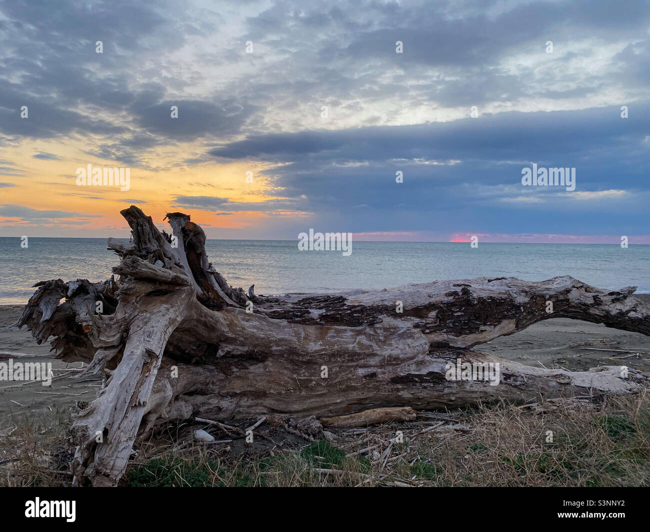 Coucher de soleil sur la plage à Marina Velca, Italie Banque D'Images