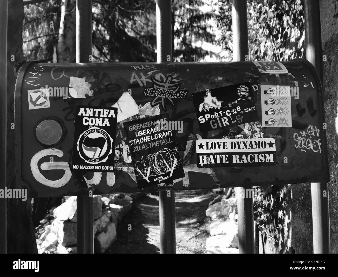 Porte de la ville de Ljubljana avec autocollant anti-racisme et graffiti Banque D'Images