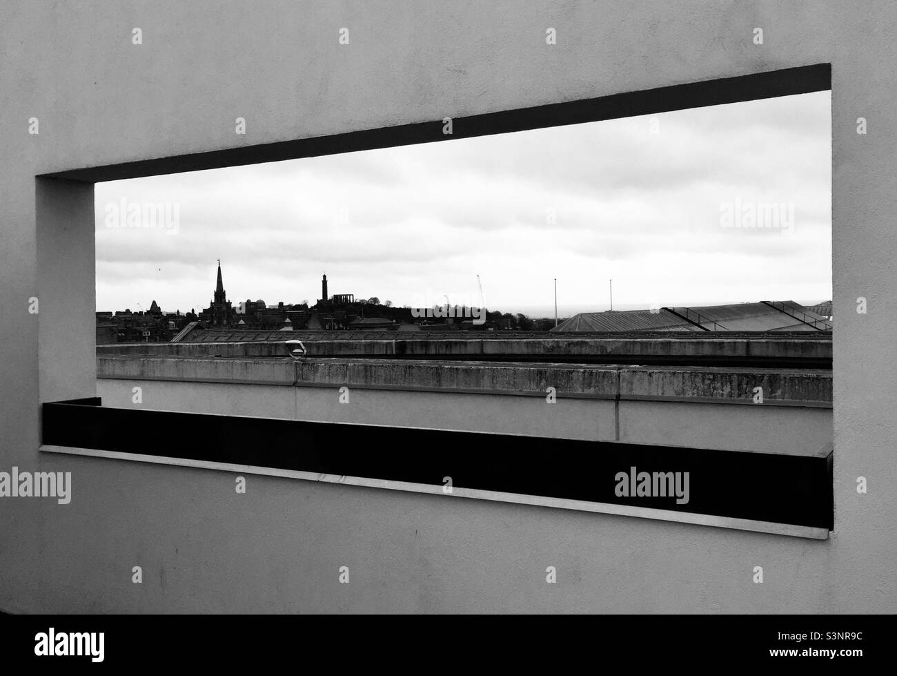 Depuis le toit du Musée national d'Écosse, la ligne d'horizon d'Édimbourg est en noir et blanc. Banque D'Images