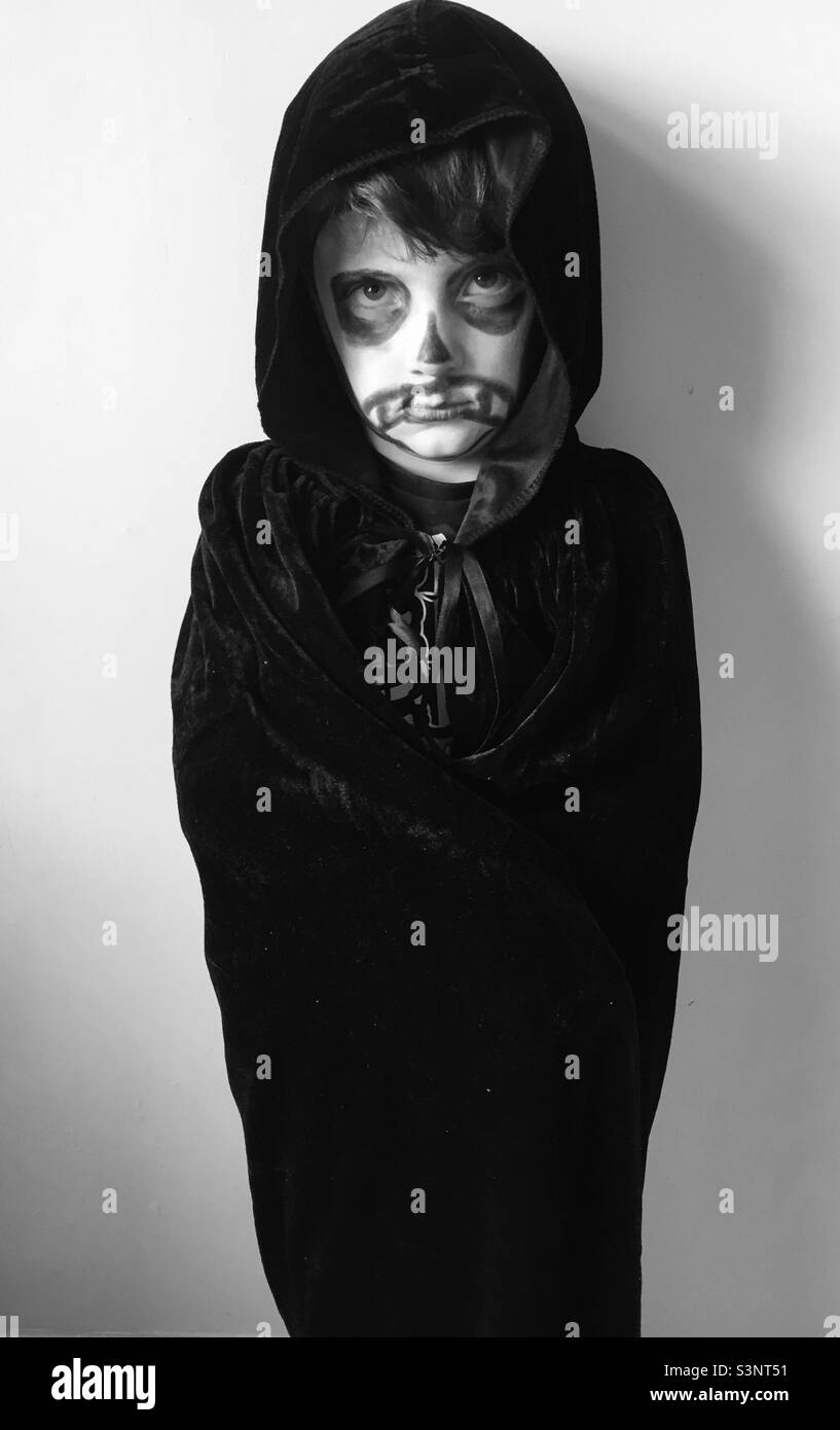 Garçon en costume de Skelton effrayant pour la journée mondiale du livre Banque D'Images