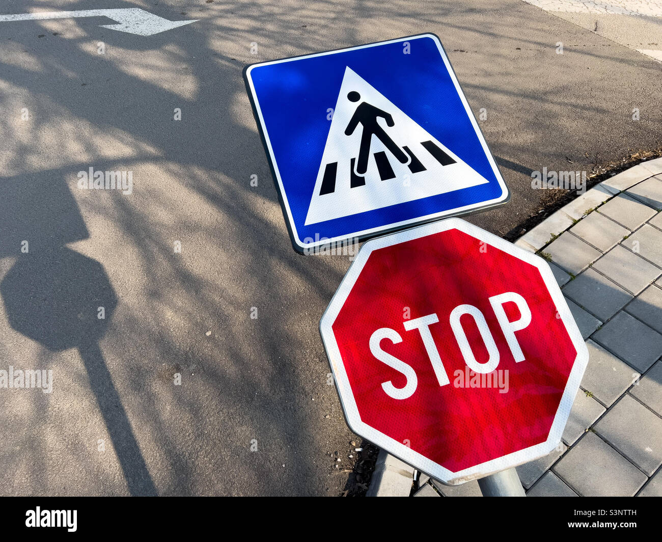 Passage pour piétons et panneau stop, panneaux de signalisation sur la rue - Image de stock capturée avec un smartphone