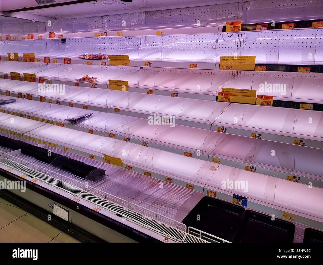 2nd mars 2022 - Hong Kong. Comme la vague Omicron Covid-19 5th frappe Hong Kong et un verrouillage possible pour commencer les étagères de supermarché sont vides de produits de base. - Image de stock capturée avec un smartphone