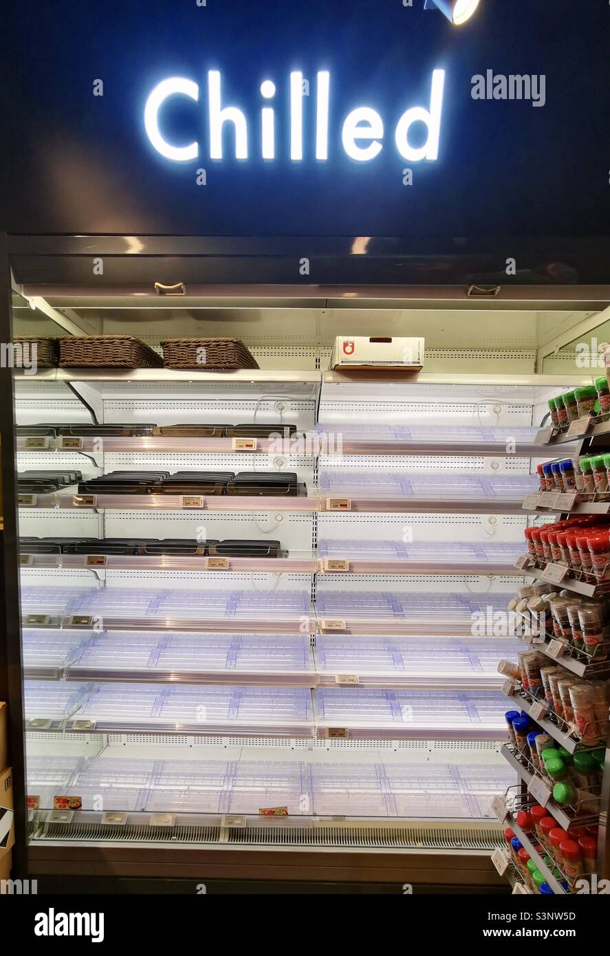 2nd mars 2022 - Hong Kong. Comme la vague Omicron Covid-19 5th frappe Hong Kong et un verrouillage possible pour commencer les étagères de supermarché sont vides de produits de base. - Image de stock capturée avec un smartphone