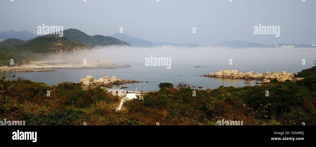 Une vue de Shek Pai WAN dans l'île de Lamma avec la brume. Banque D'Images