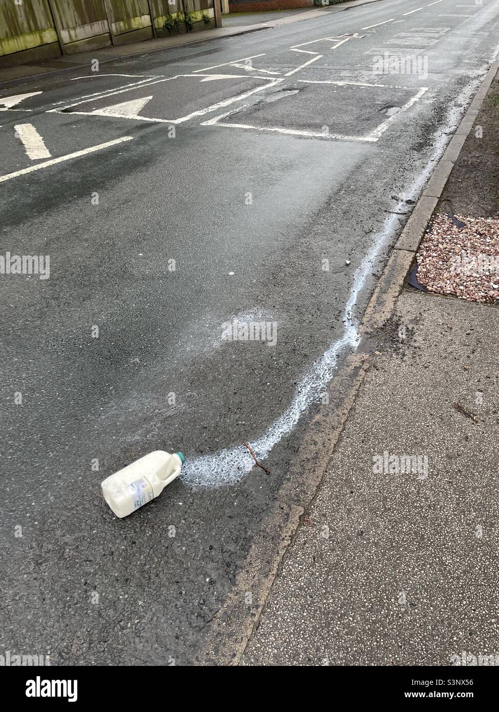 Le lait s'est répandu sur la route Banque D'Images Le lait s'est répandu sur la route Banque D'Images