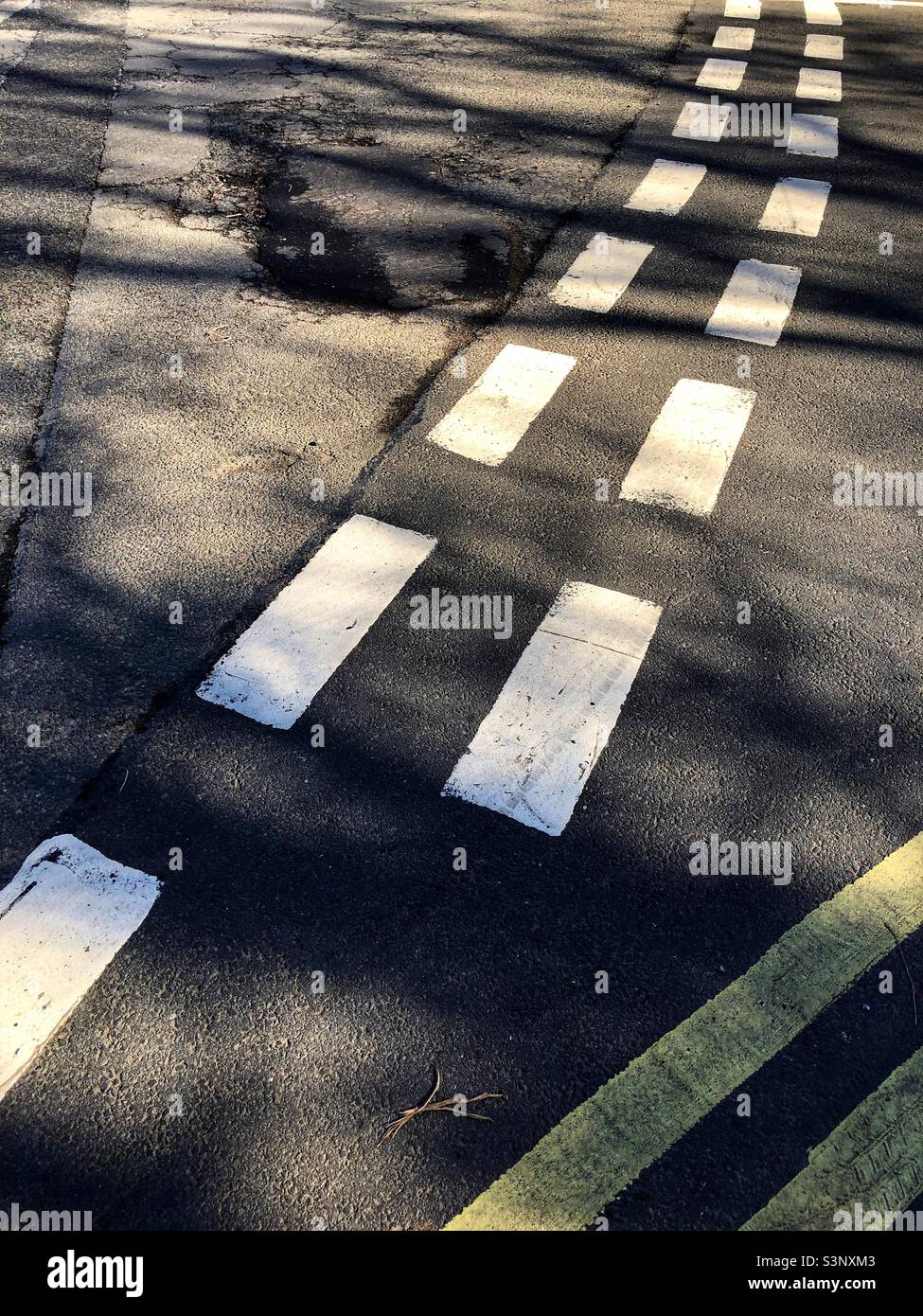 Marquer les voies de circulation à la jonction - Image de stock capturée avec un smartphone