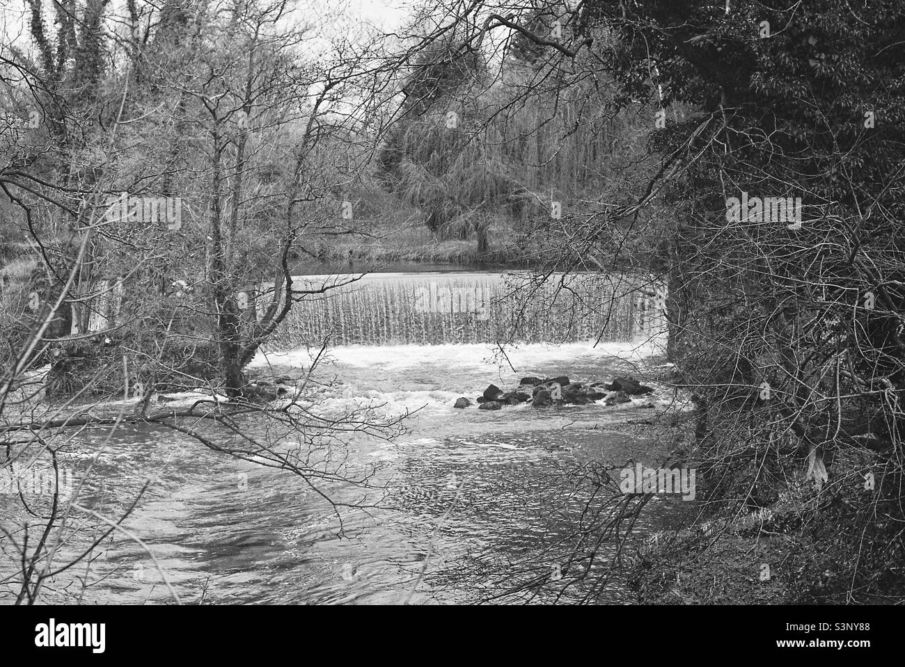 Rivière qui coule rapidement au-dessus d'un déversoir Banque D'Images