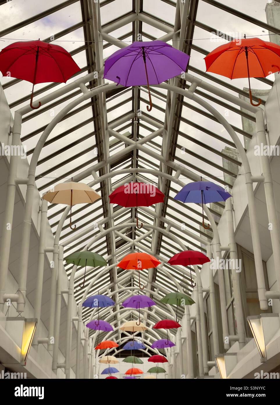 Une exposition décorative de parasols de couleur suspendus aux puits de lumière dans le centre commercial Crown Gate de Worcester, Royaume-Uni Banque D'Images