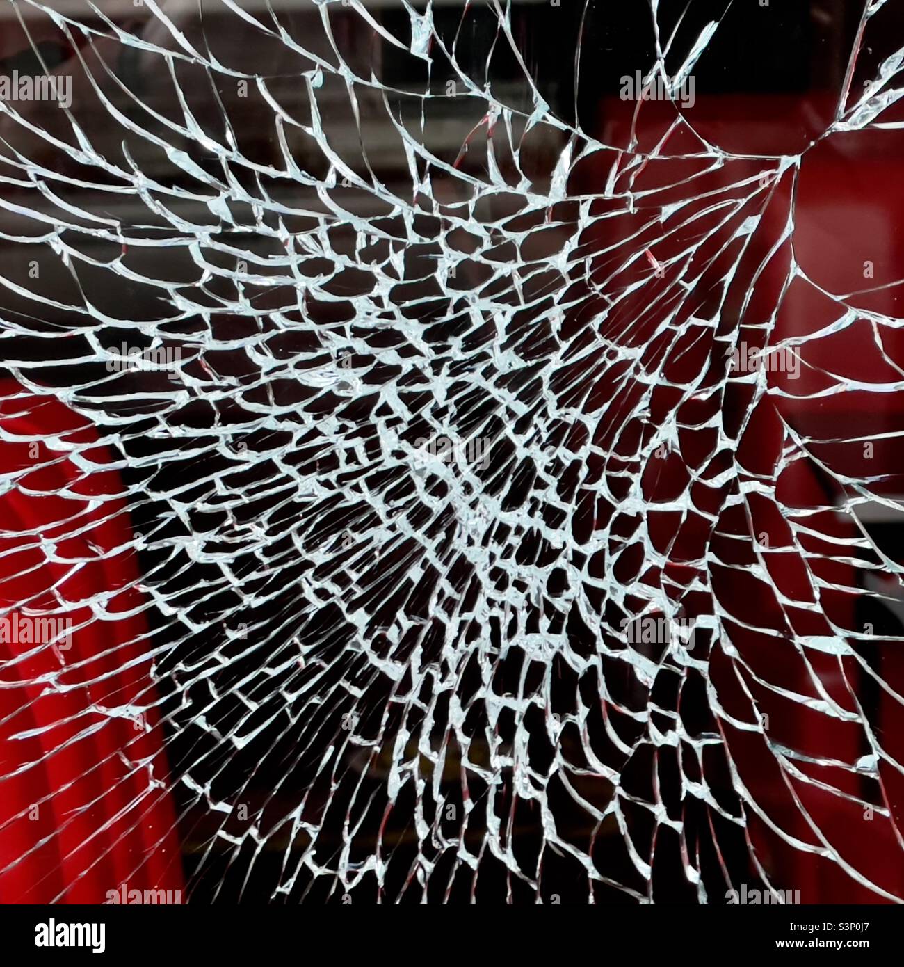 Une fenêtre de magasin brisée à Angel Street, Worcester, Royaume-Uni - Image de stock capturée avec un smartphone