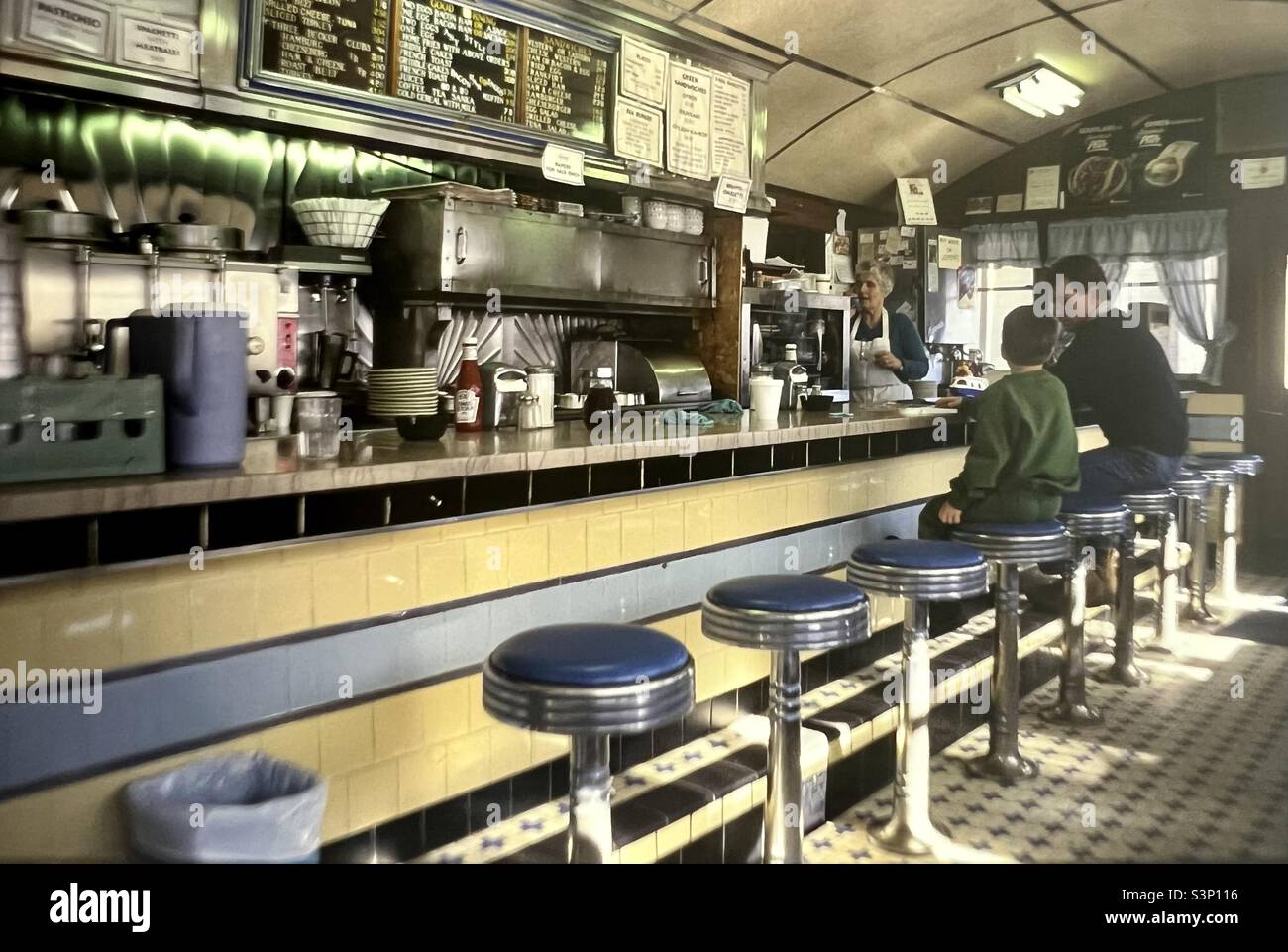Garçon avec papa au restaurant Nouvelle-Angleterre Banque D'Images