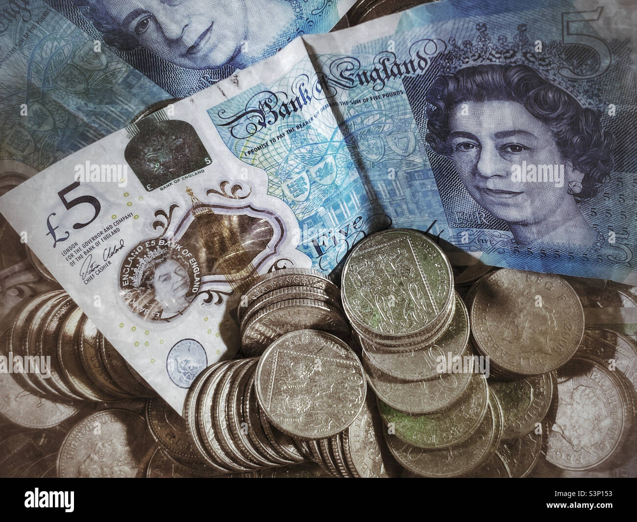 Banque d'Angleterre argent - deux billets de £5 et un tas de dix pièces de clôture. Crédit photo - ©️ COLIN HOSKINS. - Image de stock capturée avec un smartphone