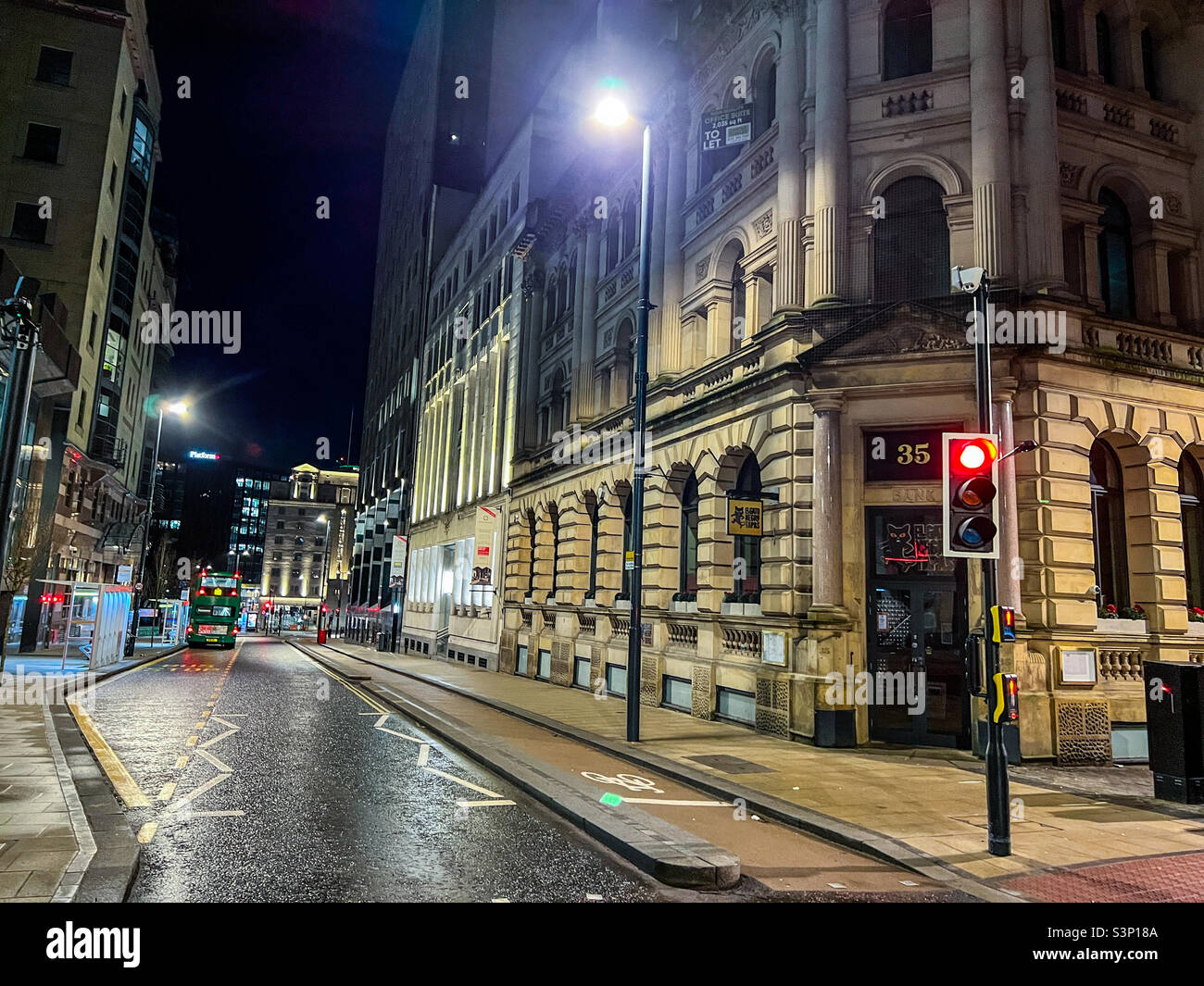 Nuit tardive sur Park Row dans le centre-ville de Leeds Banque D'Images