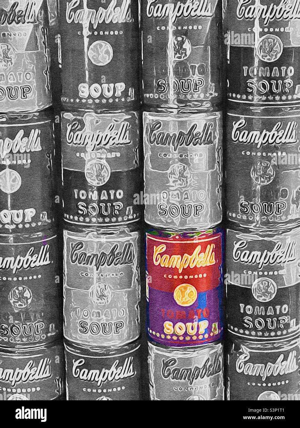Une pile d'une douzaine de boîtes de soupe Campbell créées dans le style artistique de Warhol, utilisées comme décoration d'intérieur. La photo a été modifiée graphiquement, avec seulement un peut colorisé. Banque D'Images