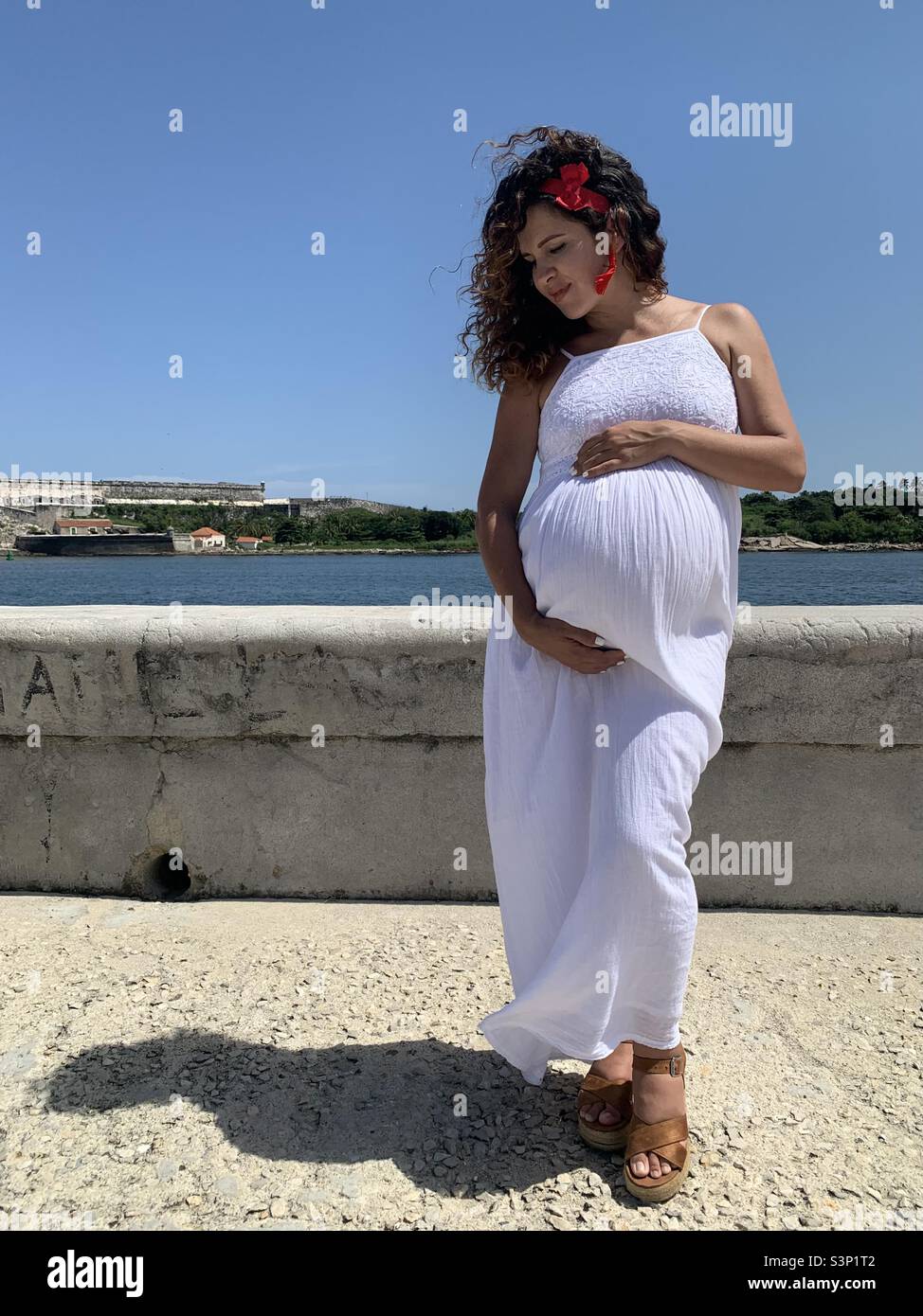 Huit mois, la femme enceinte caresse tenimpatiemment son ventre croissant dans la Vieille Havane, la Havane, Cuba, les Caraïbes. Attentes en matière de maternité. Banque D'Images