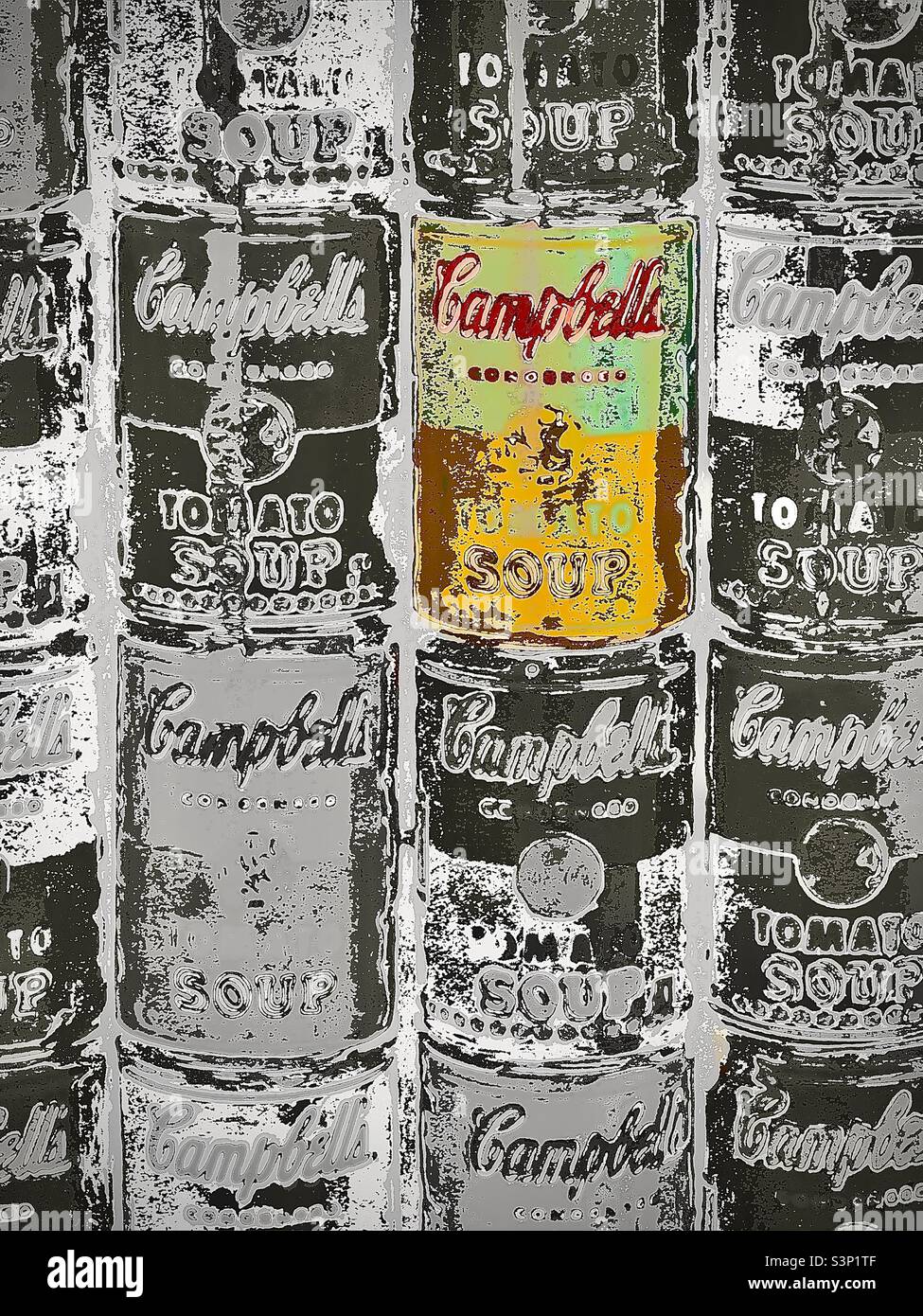 Une pile d'une douzaine de boîtes de soupe Campbell créées dans le style artistique de Warhol, utilisées comme décoration d'intérieur. La photo a été modifiée graphiquement, avec seulement un peut colorisé. Banque D'Images